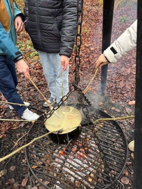 Markt und Straßen stehn verlassen, sinnend geh ich durch die Gassen.